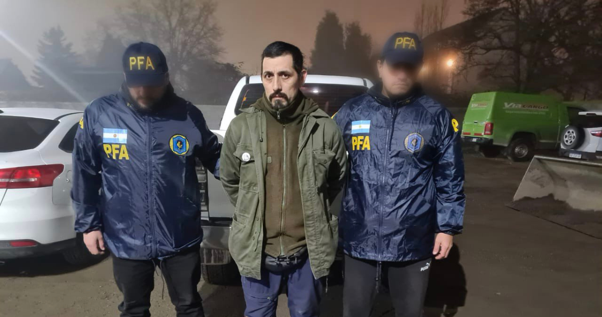 Jones Huala junto a dos agentes de la Policía Federal de Argentina