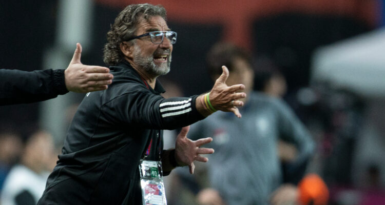 Juan Antonio Pizzi dirigiendo a Kuwait