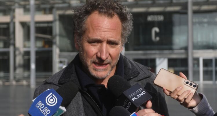 En libertad queda actor Juan Pablo Sáez tras ser formalizado por violencia intrafamiliar
