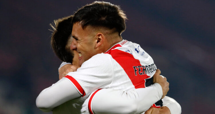 jugadores de Curicó Unido se abrazan tras victoria ante La U en Copa Chile