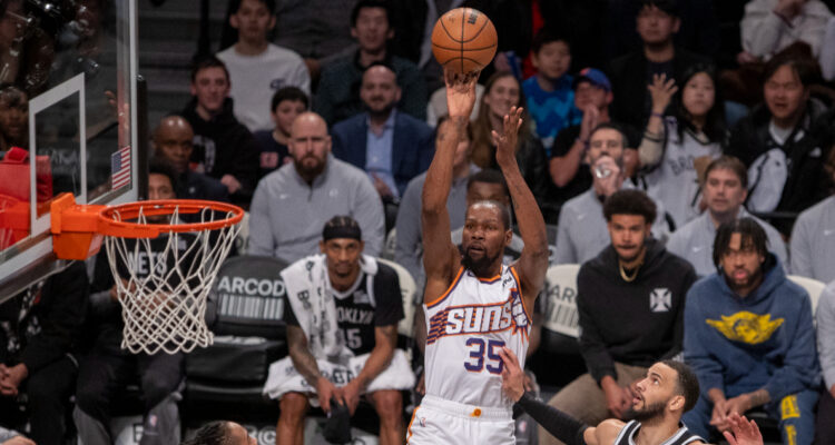 Kevin Durant jugando para los Phoenix Suns en la NBA
