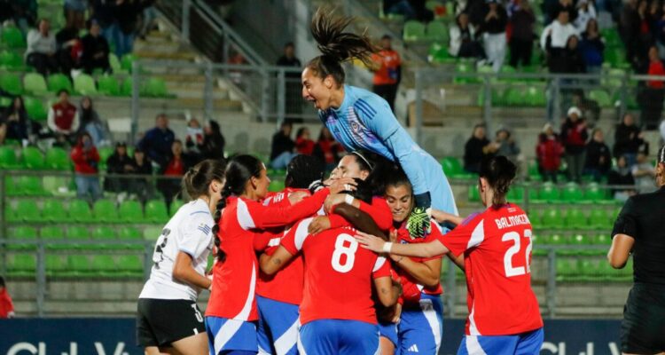 Luis Mena oficializa nómina de La Roja para la Copa América femenina de este 2025