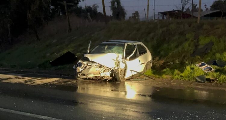 Colisión frontal entre vehículo y bus deja dos personas atrapadas en Camino Lo Echevers