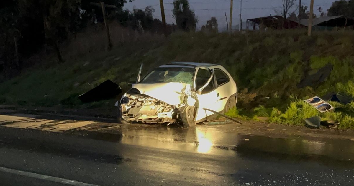 Colisión frontal entre vehículo y bus deja dos personas atrapadas en Camino Lo Echevers