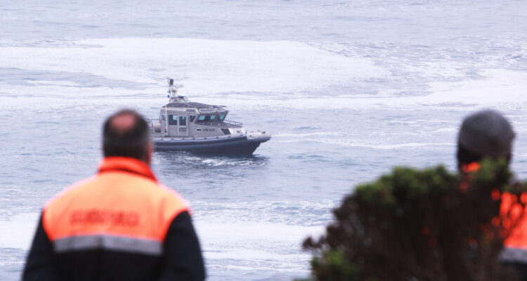 Armada activa operativo por lancha con 2 tripulantes que zarpó en pleno sistema frontal en Calbuco