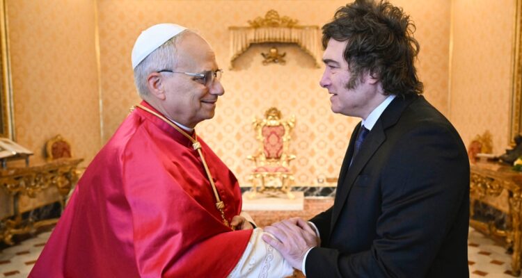 León XIV recibe a Milei en el Vaticano: Casa Rosa afirma que visitará Argentina