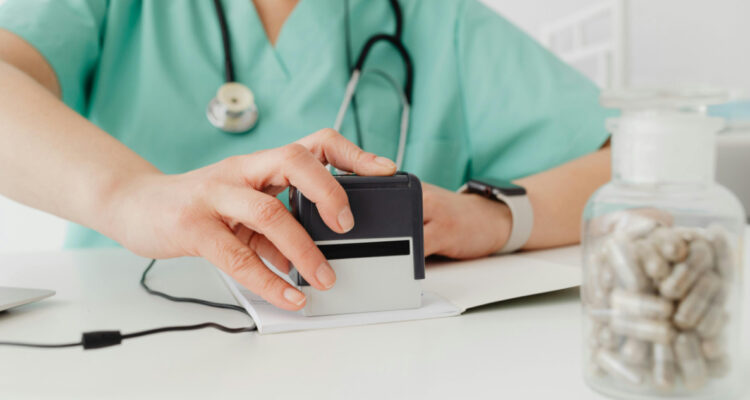 Encuesta USS: 64% de los chilenos pide desvincular a funcionarios que viajaron con licencia médica