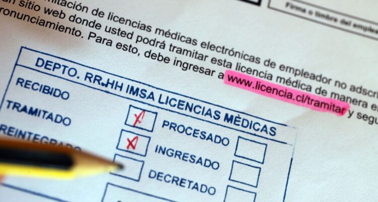Contraloría emite instructivo para mantener control de sumarios por escándalo de licencias médicas