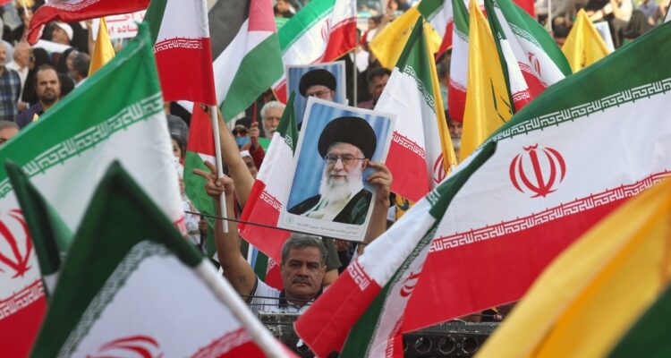 Líder supremo de Irán afirma que aplastó a Israel y que EEUU no logró nada significativo en bombardeos