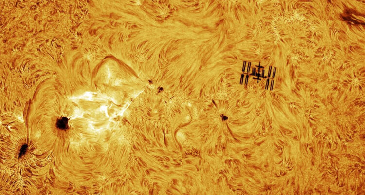 Foto del momento en que una llamarada solar explotó cuando la Estación Espacial Internacional pasaba frente al Sol