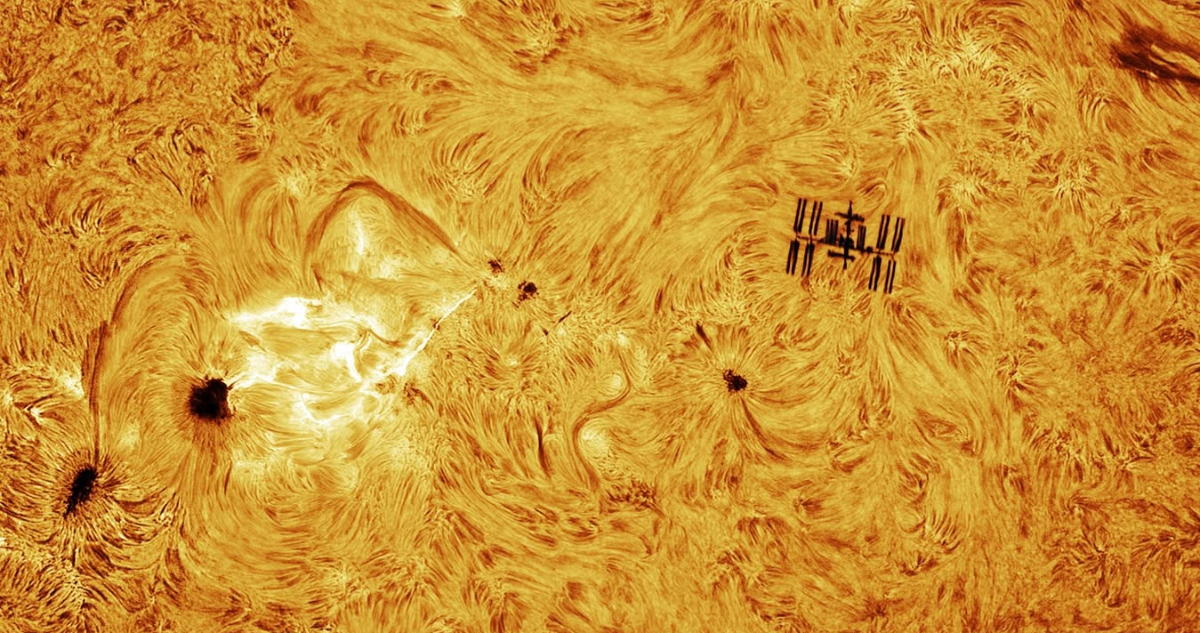 Foto del momento en que una llamarada solar explotó cuando la Estación Espacial Internacional pasaba frente al Sol