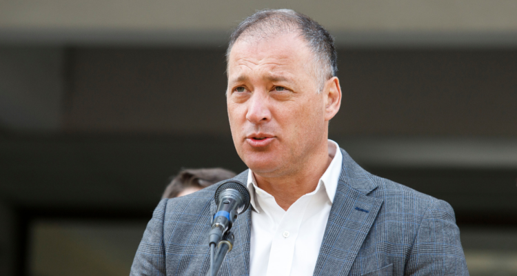 “Llévenme a Ética”: Castro emplaza a críticos y dice que no cometió “ninguna falta” en viajes a EEUU