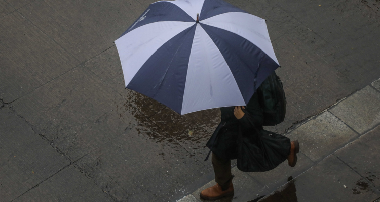 Intensa lluvia y vientos de 60 km/h: autoridades entregan detalles del sistema frontal en Santiago