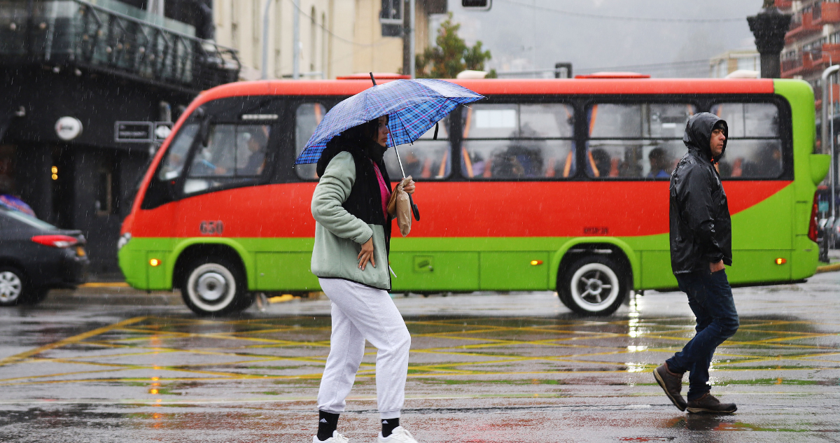 Mujer con paraguas por anuncio de alertas tempranas preventivas en la región de Valparaíso por sistema frontal