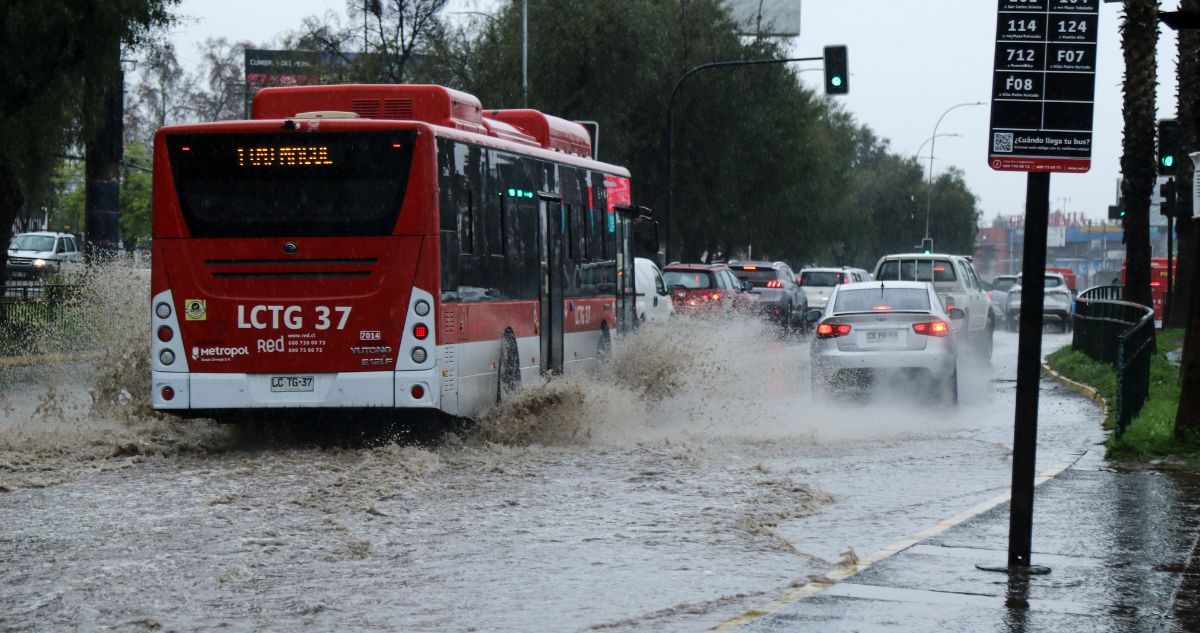 Decretan Alerta Temprana por lluvias en la RM: eléctricas se preparan para vientos de hasta 70 km/h