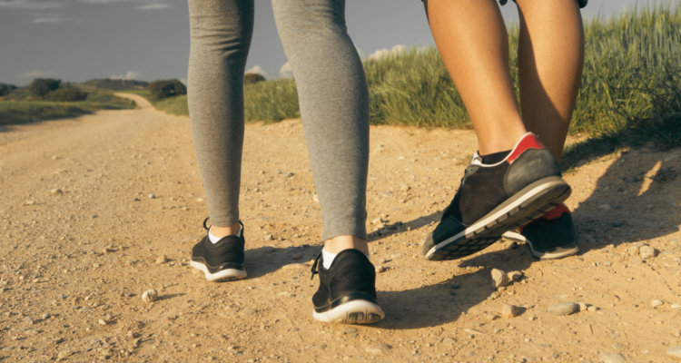 Los sorpresivos beneficios para salud de caminar, pero hacia atrás