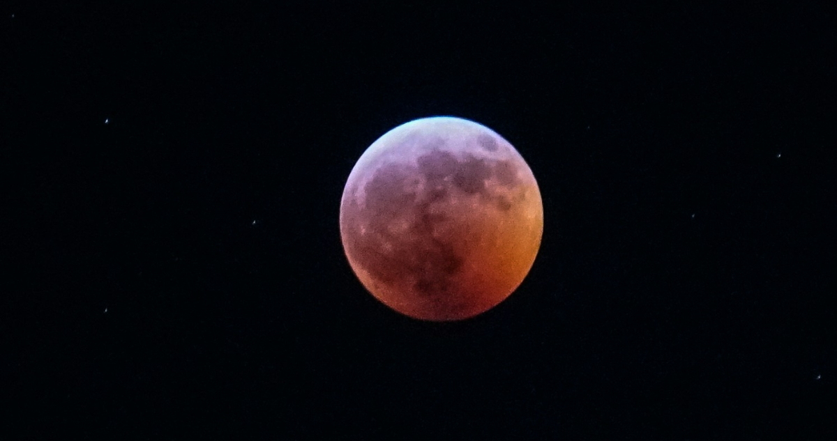 Imagen de una Luna llena para ilustrar nota sobre el calendario astronómico de junio de 2025