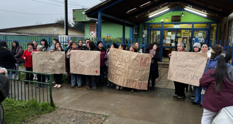 Asistentes de la educación manifestándose por sueldos impagos en escuela Teniente Merino de Valdivia