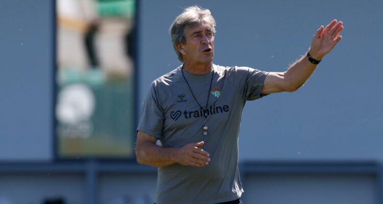 Manuel Pellegrini dirigiendo al Real Betis