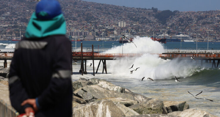 Armada alerta por marejadas con olas de hasta 5 metros entre la región de Aysén y Arica