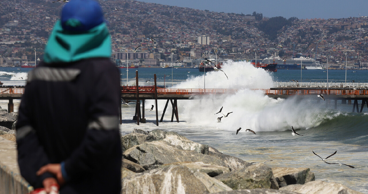 Armada alerta por marejadas con olas de hasta 5 metros entre la región de Aysén y Arica