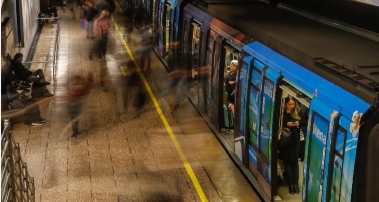 Metro normaliza servicio de Línea 1 tras cierre de estaciones por persona en la vía