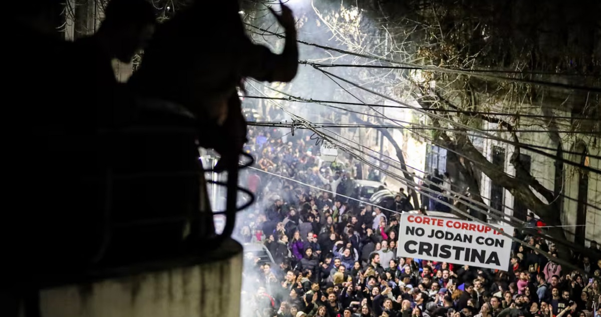 Militantes en vigilia fuera de la casa de Cristina Kirchner
