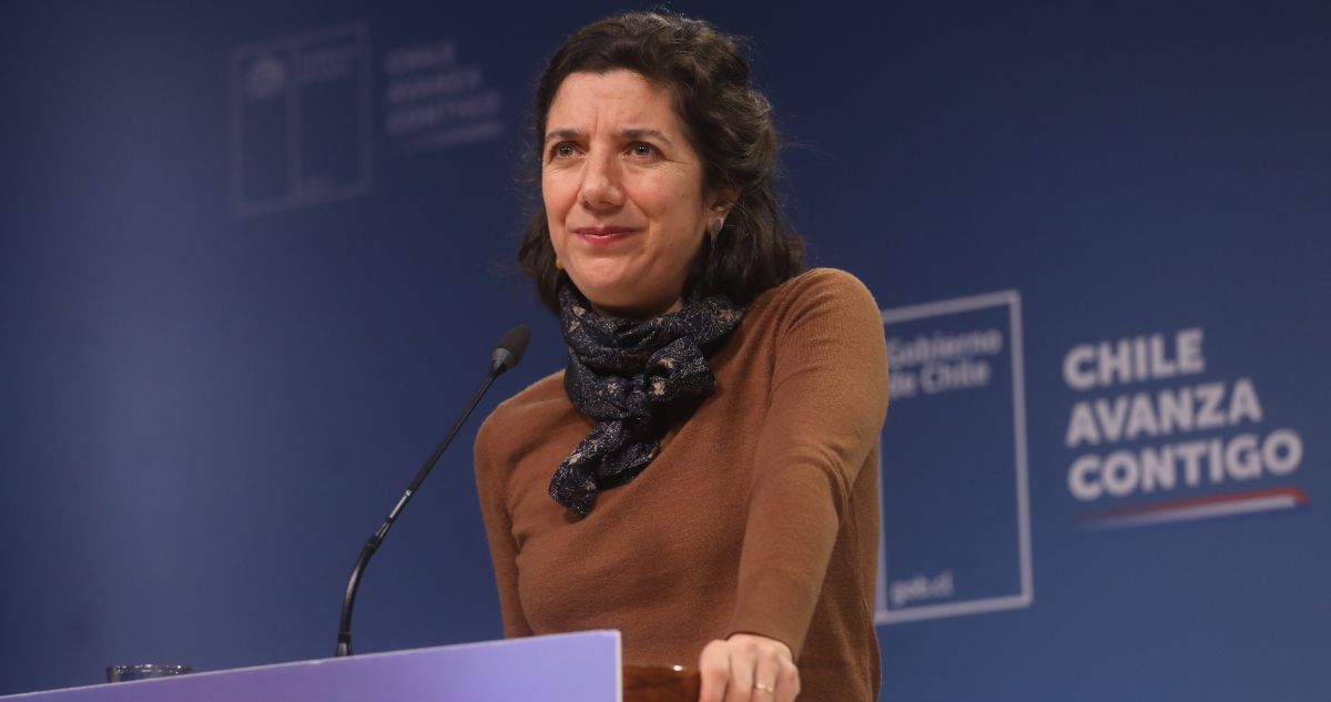 Ministra Etcheverry desdramatiza expulsión de chilenos desde EEUU: “Es un proceso global”