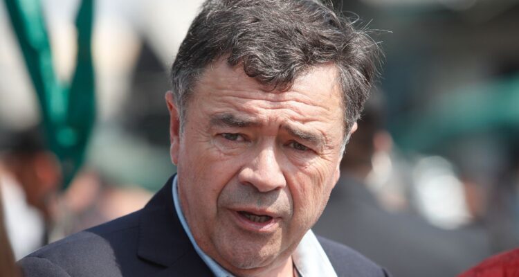 “No lo sé”: Valenzuela no descarta que puesto donde compró frutas corresponda a comercio ilegal