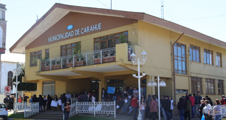 Frontis de la Municipalidad de Carahue por funcionarios que viajaron al extranjero en medio de licencia médica