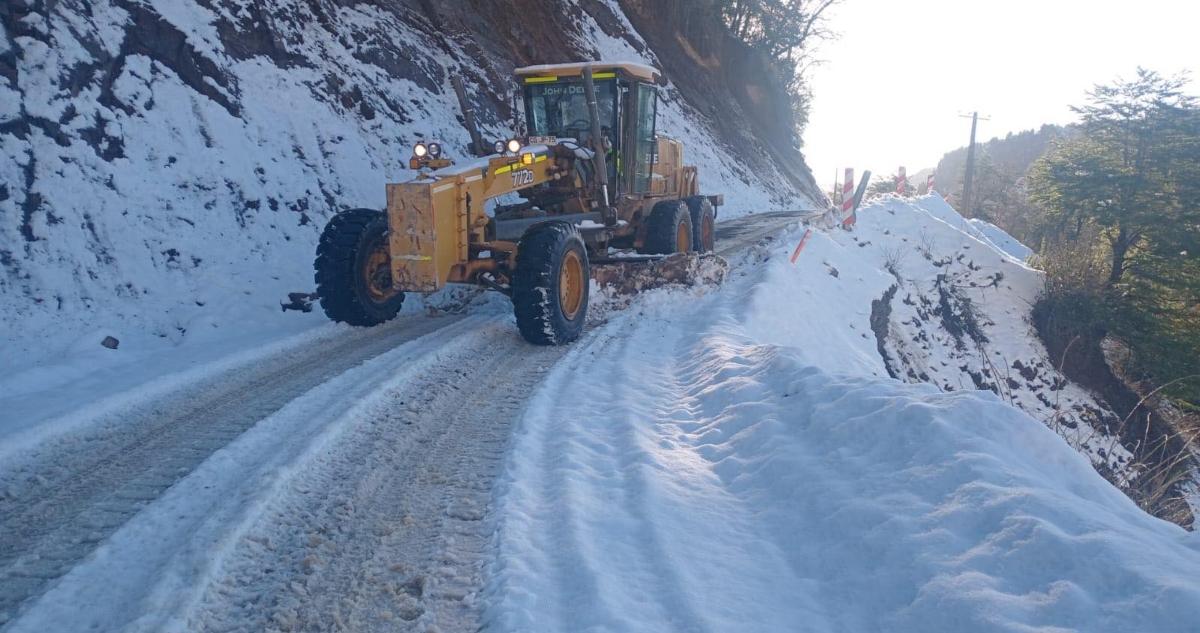 Con maquinaria despejan nieve para evitar aislamiento de comunidades en Alto Bío Bío