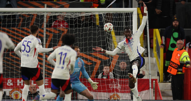 Olympique de Lyon jugando contra el Manchester United