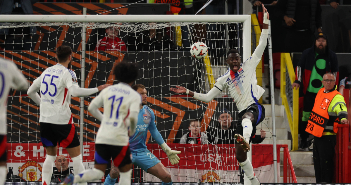 Olympique de Lyon jugando contra el Manchester United