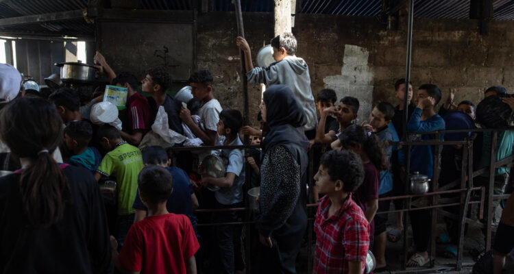 OMS denuncia al menos una veintena de muertos cerca de un punto de distribución de comida en Gaza