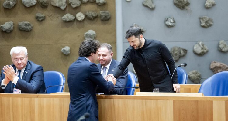 El presidente ucraniano, Volodimir Zelenski, saluda a Jesse Klaver, presidente del Comité Permanente de Asuntos Exteriores
