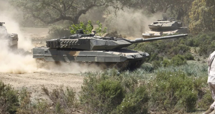 Imagen de archivo de maniobras militares con tanques en Córdoba, España