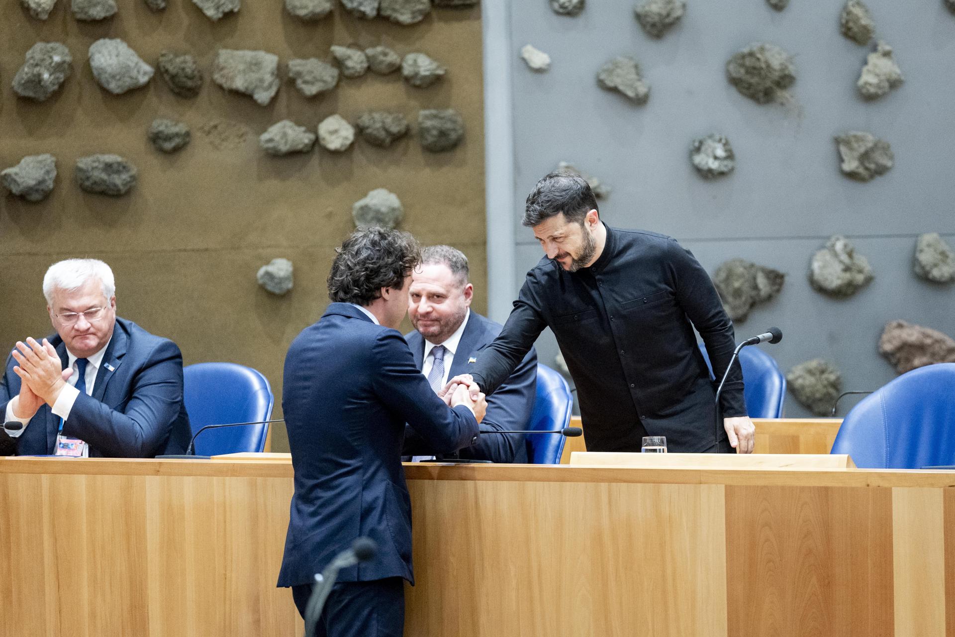 El presidente ucraniano, Volodimir Zelenski, saluda a Jesse Klaver, presidente del Comité Permanente de Asuntos Exteriores