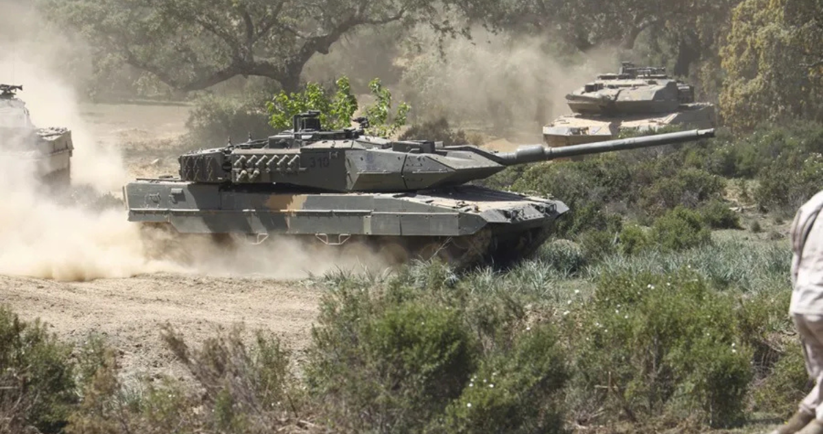Imagen de archivo de maniobras militares con tanques en Córdoba, España