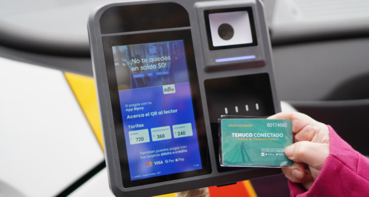 Persona sosteniendo tarjeta por inicio de pago electrónico en microbuses de Temuco y Padre Las Casas