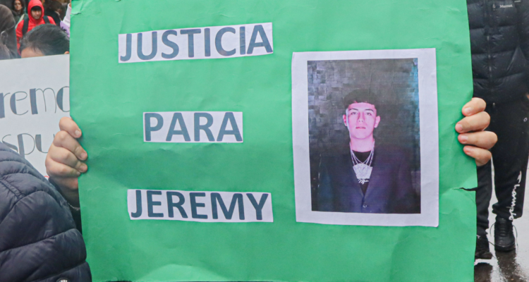 Pancarta pidiendo justicia para Jeremy Venegas, estudiante asesinado en Lota