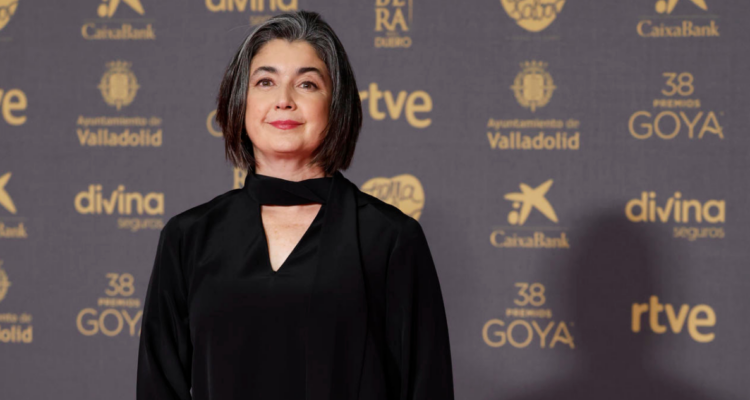 Paulina Urrutia en los premios Goya 2024 en referencia a su diagnóstico de cáncer