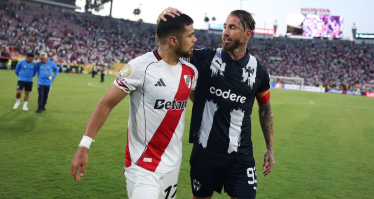 Paulo Díaz de River y Sergio Ramos de Monterrey se saludan en Mundial de Clubes
