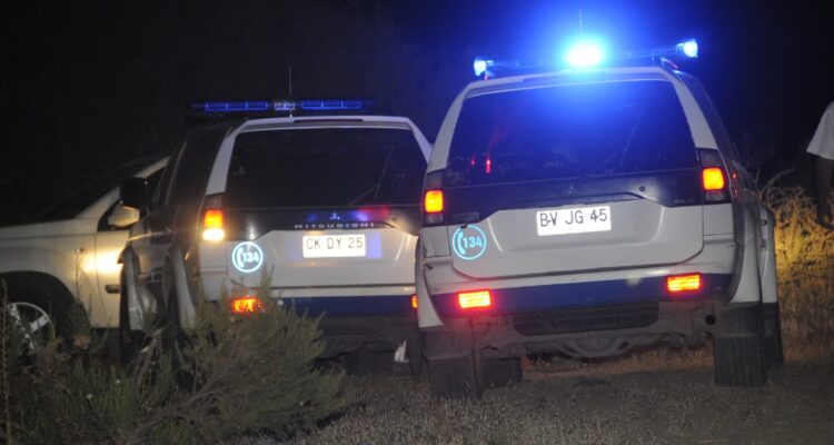 Camionetas de la PDI en sector rural de noche.