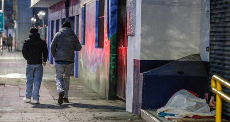 Informe revela que 1,7 millones de hogares se sienten inseguros en sus barrios: 56% está en Santiago