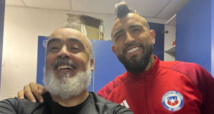 PF Juan Ramírez junto a Arturo Vidal