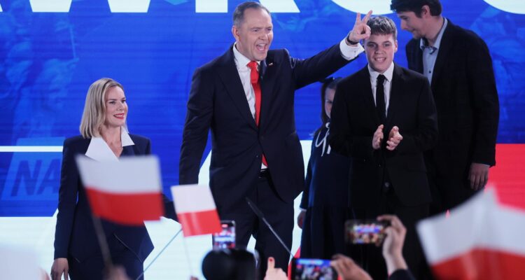 El candidato presidencial polaco Karol Nawrocki celebra su victoria