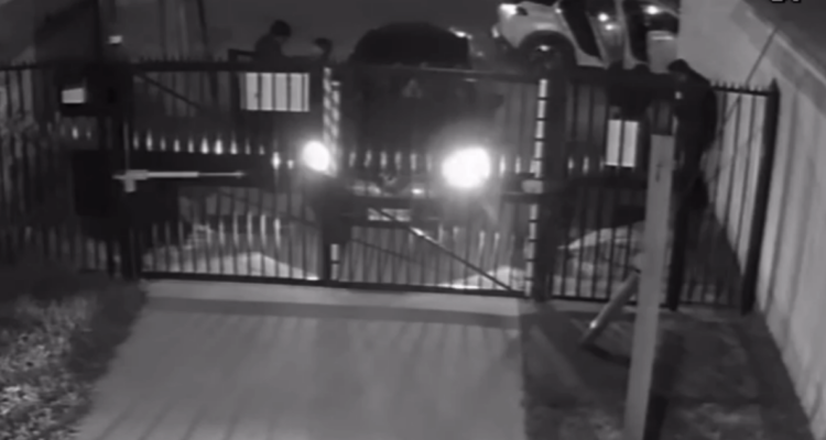 Papá y su hijo de 10 años sufren violento portonazo en Maipú