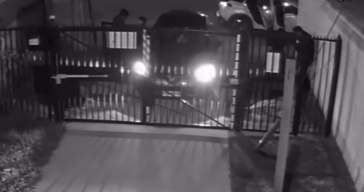Papá y su hijo de 10 años sufren violento portonazo en Maipú