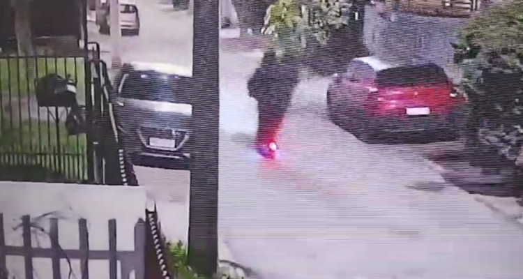 Adolescentes se atrevieron a realizar portonazo con un scooter en La Florida: quedaron detenidos