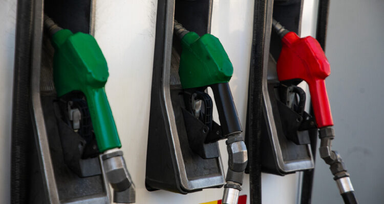 De cerrarse el estrecho de Ormuz: expertos advierten importante alza en los combustibles en Chile